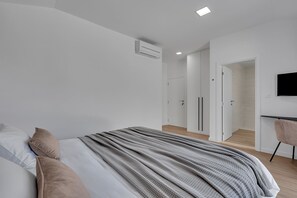 5 bedrooms, in-room safe, iron/ironing board, WiFi