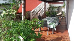 屋外ダイニングエリア