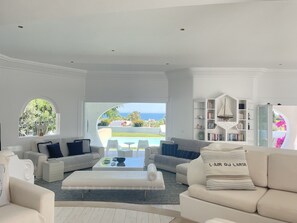 Smart-tv, dvd-spelare, böcker och ett musikbibliotek