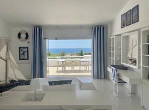 6 sovrum, värdeförvaringsskåp på rummet och skrivbord