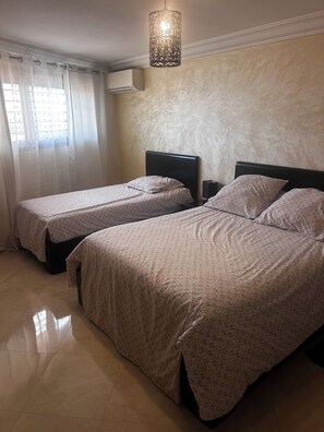 2 عدّة غرف نوم ومكواة/لوح كي وواي فاي وملاءات أسرّة