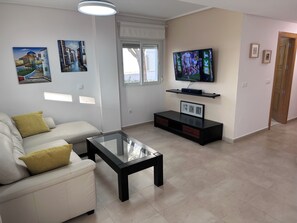 Smart-tv, een tafeltennistafel en een stereo