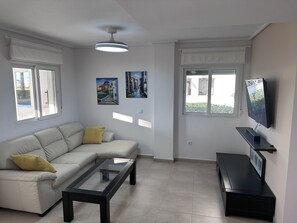 Una Smart TV, una mesa de tenis de mesa, un reproductor estéreo