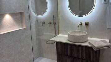 Ensemble douche/baignoire, sĂšche-cheveux, bidet, serviettes fournies