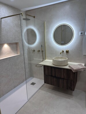 Combined shower/tub, hair dryer, bidet, towels