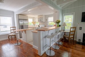 Fridge, microwave, oven, stovetop - Beachy Perfection - Walk to Atlantic Ave. (Delray Beach)