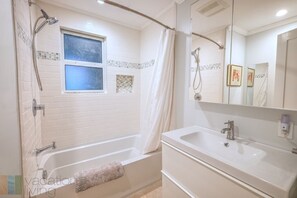 Combined shower/tub, hair dryer, towels - Beachy Perfection - Walk to Atlantic Ave. (Delray Beach)