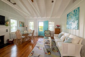 Smart TV - Beachy Perfection - Walk to Atlantic Ave. (Delray Beach)