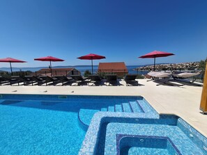 Outdoor pool, a heated pool - Heated pool, family poolside apartment ap5 (Okrug gornji)