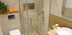 Dusche, Haartrockner, Handtücher, Seife