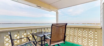 Bayview Condo with Shared Pool, Beach Nearby - Snowbirds Welcome