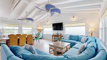 Fernseher, DVD-Player, Tischtennisplatte, Bücher