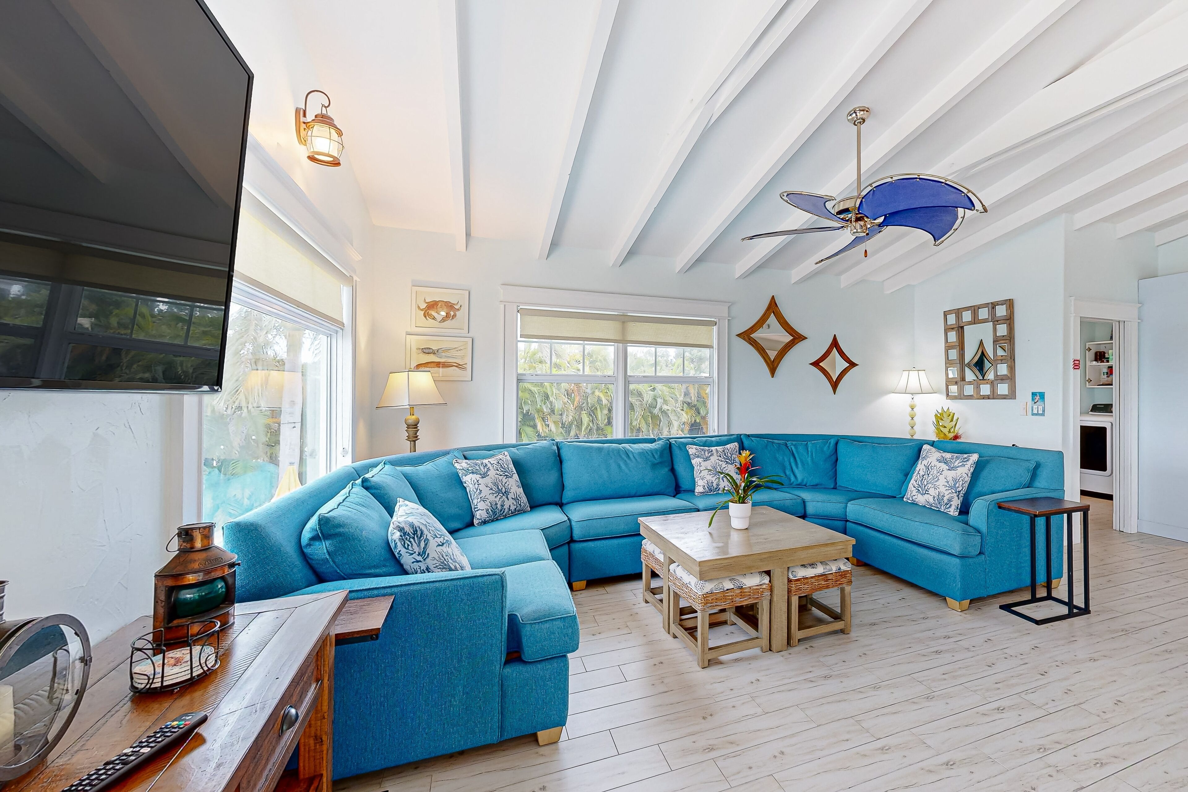 Televisie, een dvd-speler, een tafeltennistafel en boeken