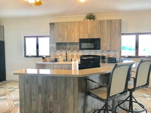 ثلاجة، ميكروويف، فرن، موقد طهي مسطح