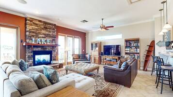 Televisión, chimenea, reproductor de DVD y tenis de mesa