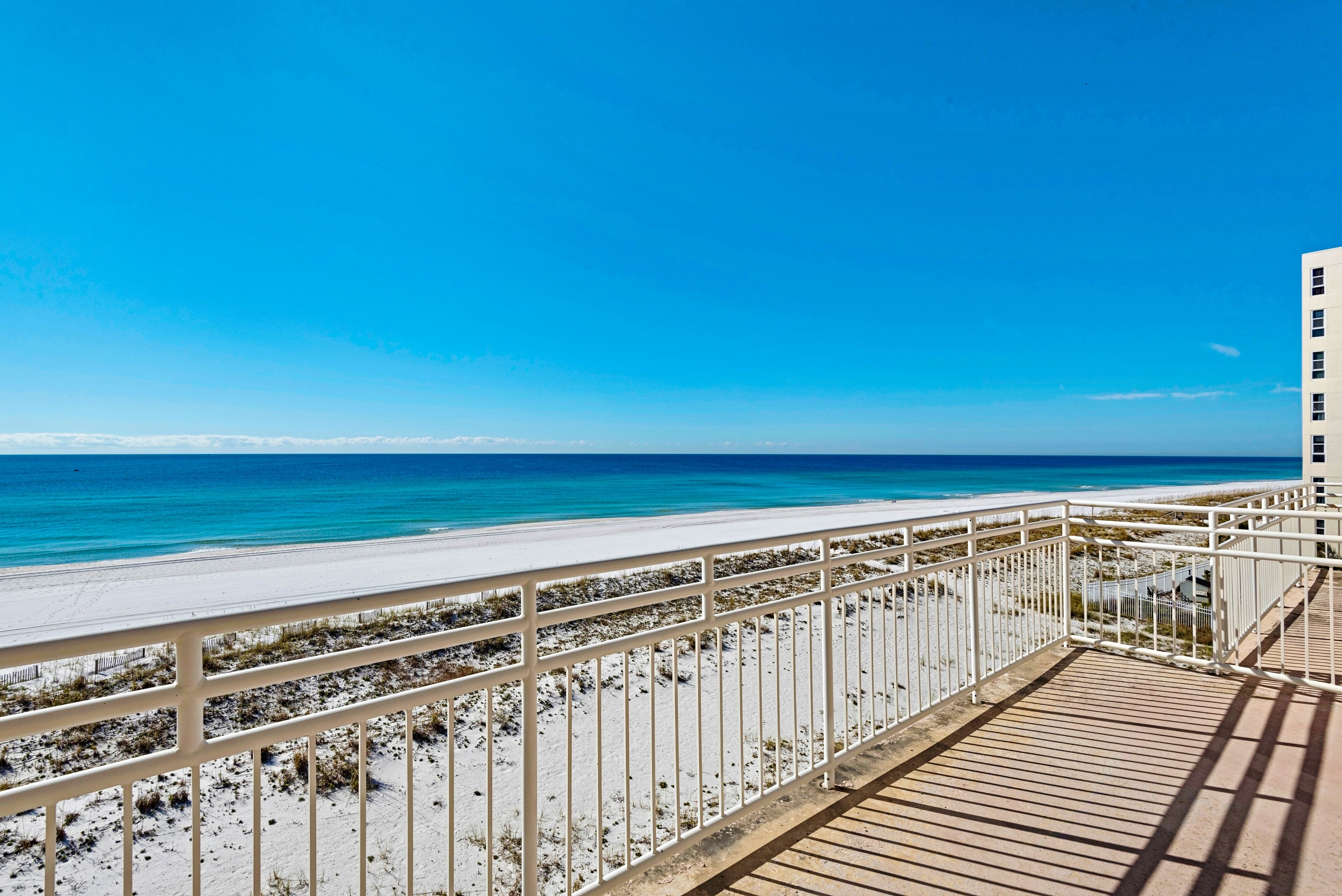 ✨Beach Front-Large Balcony-Top Floor-Walk to Peg Leg's-1BR Seahorse K✨