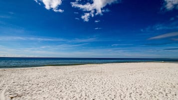 Una spiaggia nelle vicinanze