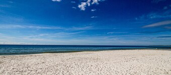 Beautiful New Condo with Hot Tub & Pool - Walk to Beach, Snowbirds Welcome