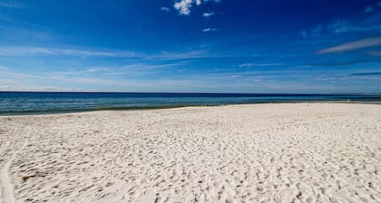 Beautiful New Condo with Hot Tub & Pool - Walk to Beach, Snowbirds Welcome