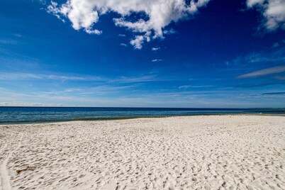 Beautiful New Condo with Hot Tub & Pool - Walk to Beach, Snowbirds Welcome