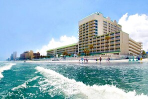 På stranden, kajakkpadling, motorbåtkjøring og fisking