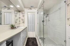 Ensemble baignoire-douche, séchoir à cheveux, serviettes fournies, savon