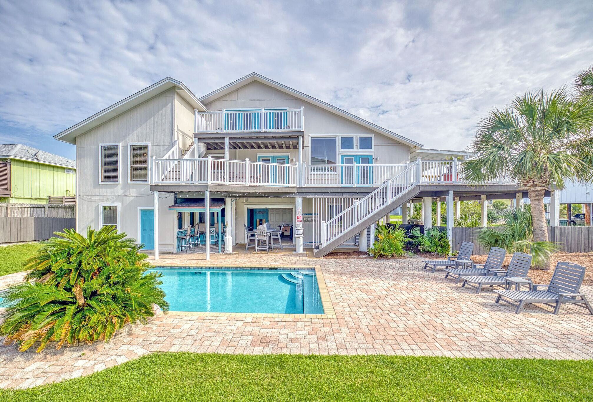 SUPER SPECIAL! Great Gulf Views w/ pool. Large Deck, pet-friendly.