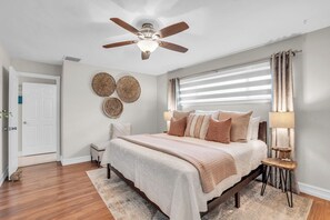 3 habitaciones, escritorio, tabla de planchar con plancha y wifi gratis