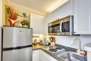 Réfrigérateur, micro-ondes, plaque de cuisson, cafetière/bouilloire