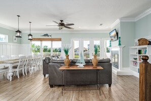 TV, peis, DVD-spiller og fotballspill