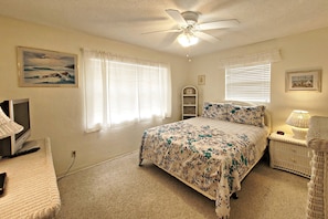 3 bedrooms, desk, iron/ironing board, free WiFi - Charming Beach Bungalow | Walk to Beach, Pier & Dining | Free Daily Activities Included (Daytona Beach Shores)