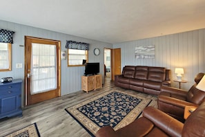 Smart TV, DVD player - Charming Beach Bungalow | Walk to Beach, Pier & Dining | Free Daily Activities Included (Daytona Beach Shores)