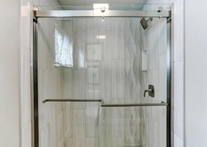 Douche, sèche-cheveux, serviettes fournies, savon