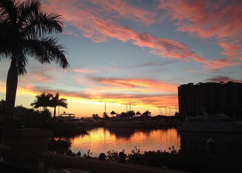 Waterfront, Heated Pool, Perfect for Couples