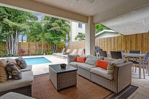 Outdoor dining - Coral Reef Villa 🌴 Private Heated Pool, Grill, Private Patio | 1.9 mi to Beach 🏖️ (Oakland Park)