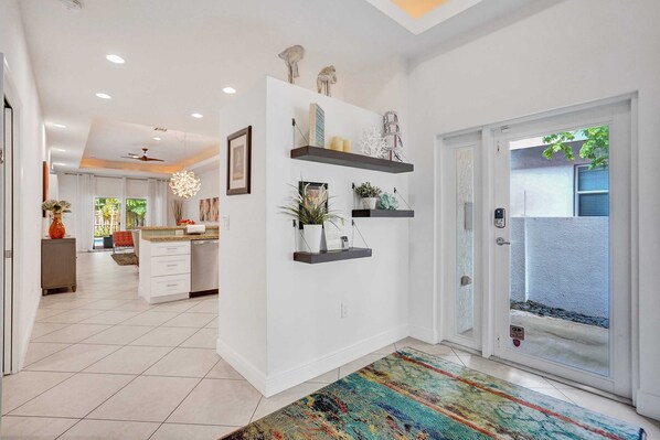 Interior - Coral Reef Villa – 3BR/2BA with Heated Pool, Grill & Private Patio (Oakland Park)