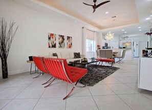 Televisión de pantalla plana y oficina 