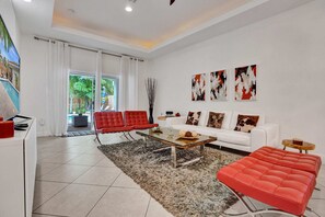 Televisión de pantalla plana y oficina 