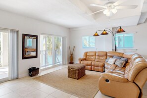 Televisión, reproductor de DVD, libros y videoteca 