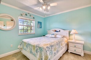 2 bedrooms, iron/ironing board, WiFi, bed sheets - Oceanfront condo with beach access, pool, balcony, & tennis - marina available (Tavernier)