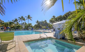 Pool - Oceanfront condo with beach access, pool, balcony, & tennis - marina available (Tavernier)