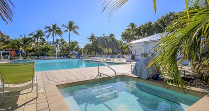 Oceanfront condo with beach access, pool, balcony, & tennis - marina available