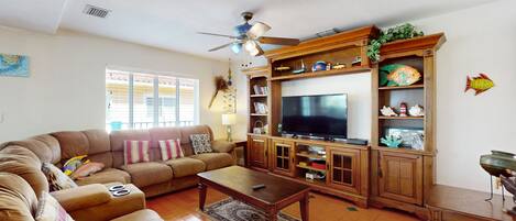 Fernseher, DVD-Player, Bücher, Stereoanlage