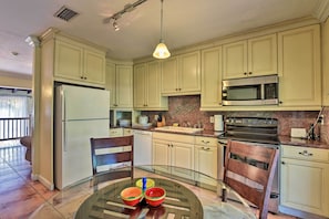Refrigerador, microondas, placa de cocina, lavavajillas