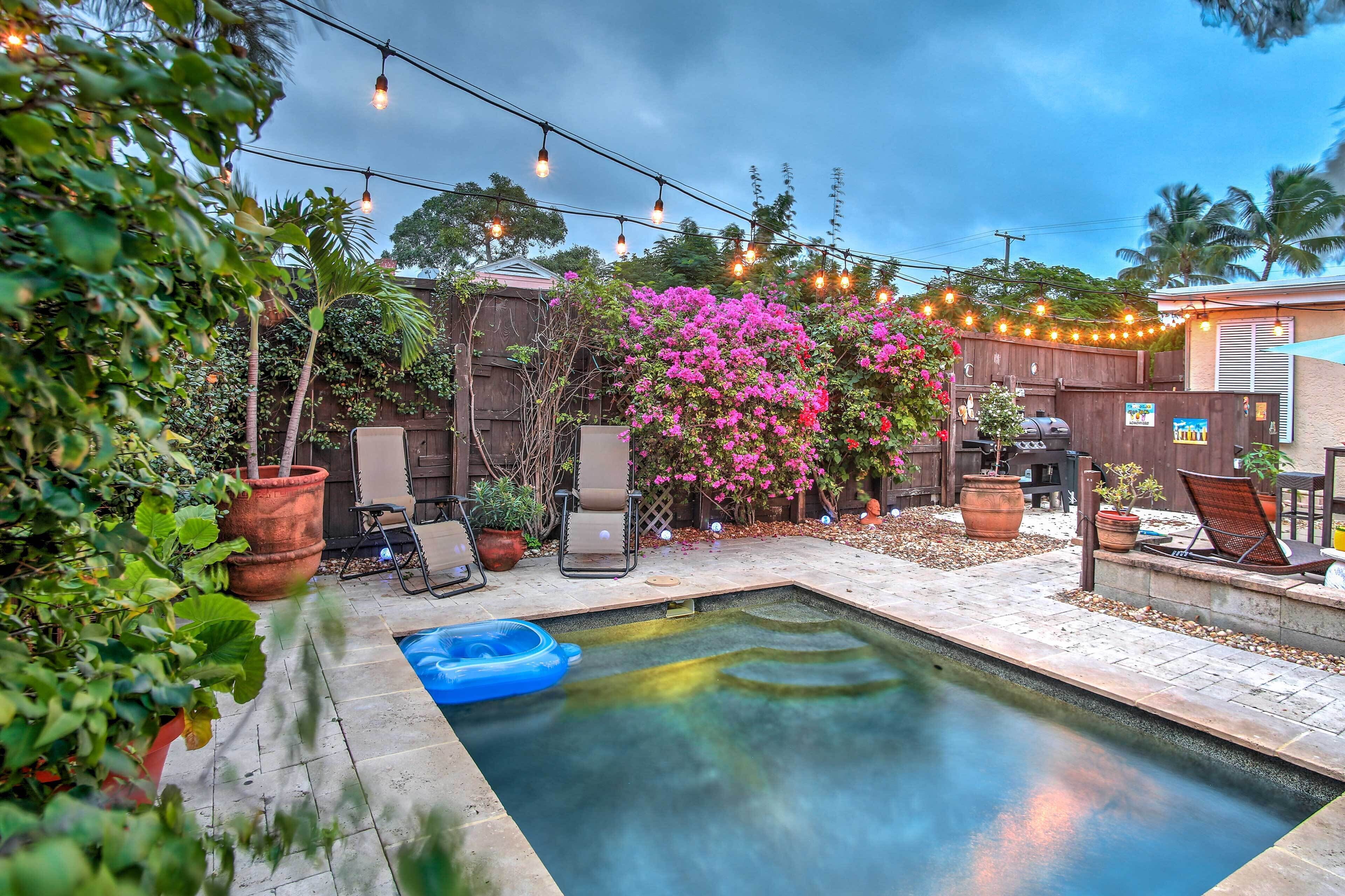Tropical Lake Worth Hideaway: Walk to Attractions!