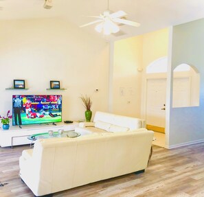 Smart TV, DVD player - Resort Style Pool • Spa • Gulf-Access Getaway! (Cape Coral)