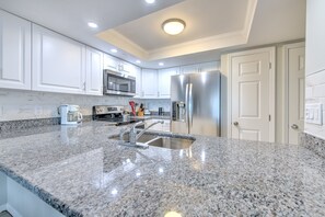 Geladeira, micro-ondas, cafeteira/chaleira, torradeira