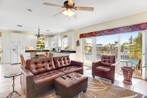 Televisio, DVD-soitin, kirjoja, stereot