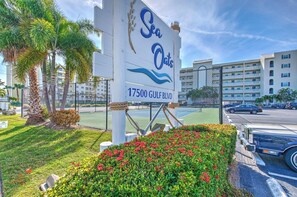 Une enseigne d’hôtel portant le nom « Sea Oats » et l’adresse « 17500 Gulf Blvd. ».