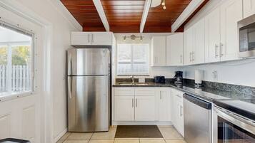 Geladeira, micro-ondas, fogão, cooktop